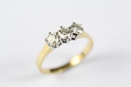 A Lady's 18ct Yellow Gold Diamond Ring