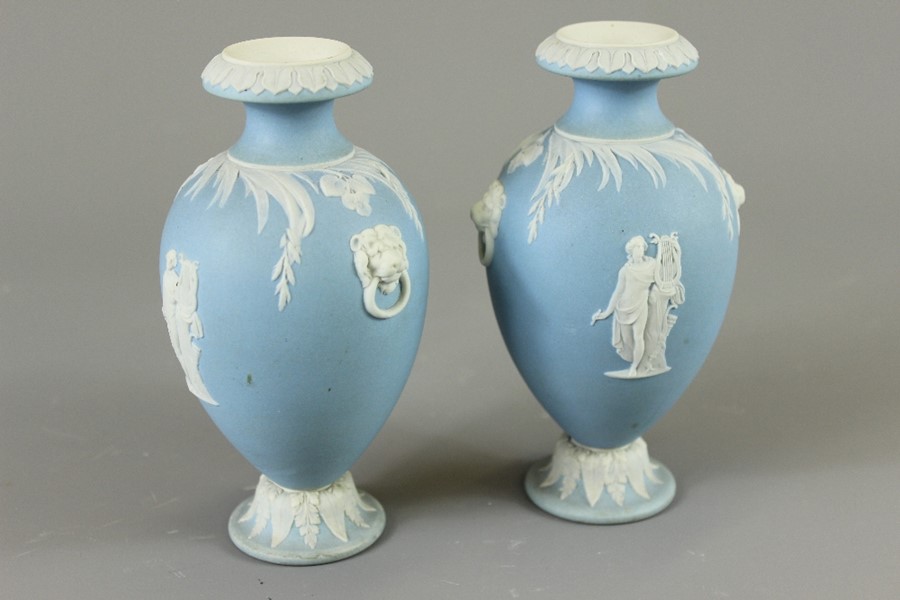 A Pair of Wedgwood Urns - Image 5 of 5