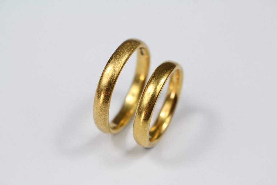 A Set of 22ct Wedding Bands - Image 2 of 2