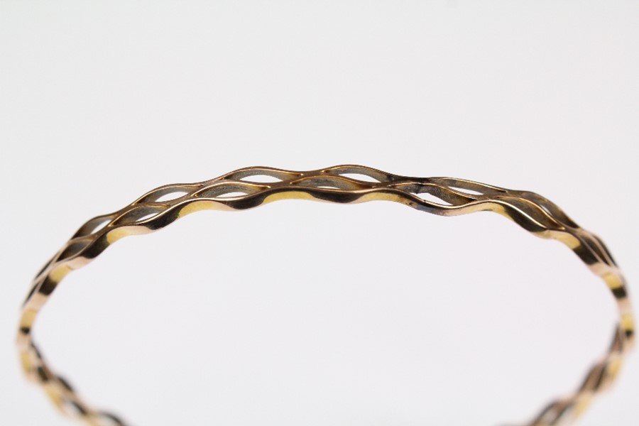 A 9ct Gold Wave Link Bangle - Image 2 of 2
