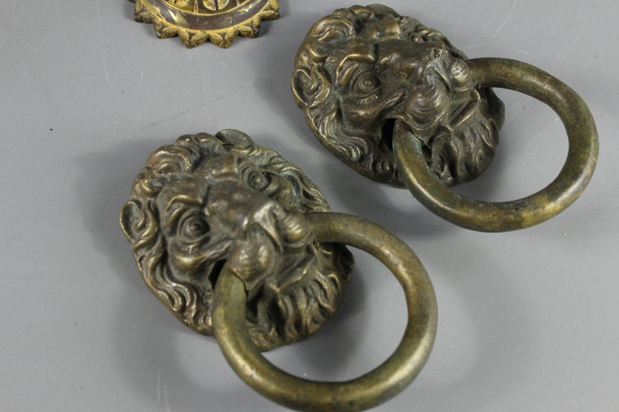 A Pair of Brass Lion Mask Door Knockers - Image 2 of 2