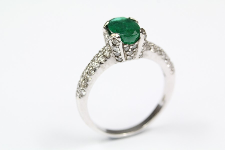 An 18ct White Gold Emerald and Diamond Ring - Image 2 of 5