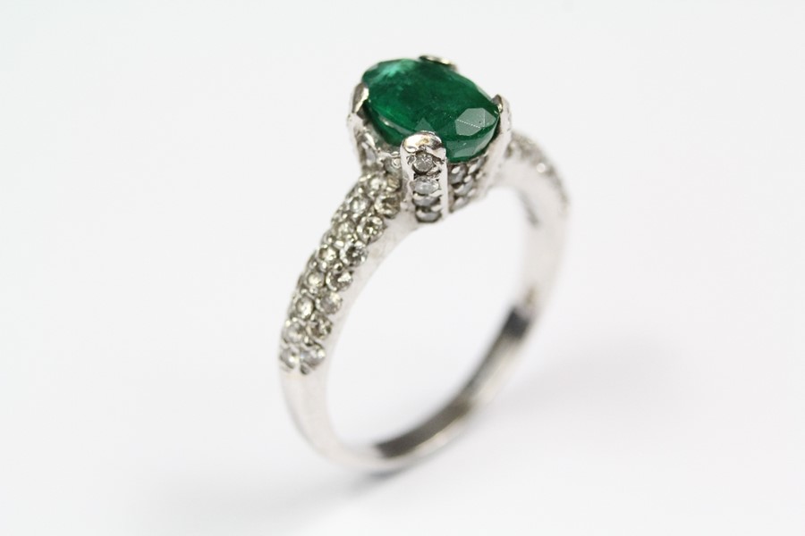 An 18ct White Gold Emerald and Diamond Ring - Image 3 of 5