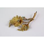 An 18ct Yellow Gold and Turquoise Brooch