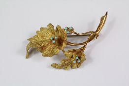 An 18ct Yellow Gold and Turquoise Brooch