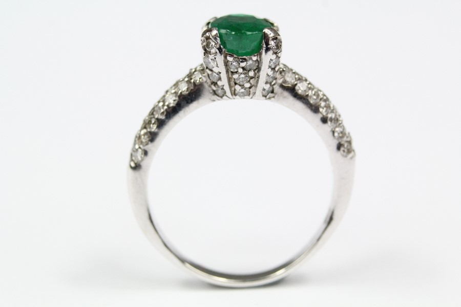 An 18ct White Gold Emerald and Diamond Ring - Image 4 of 5