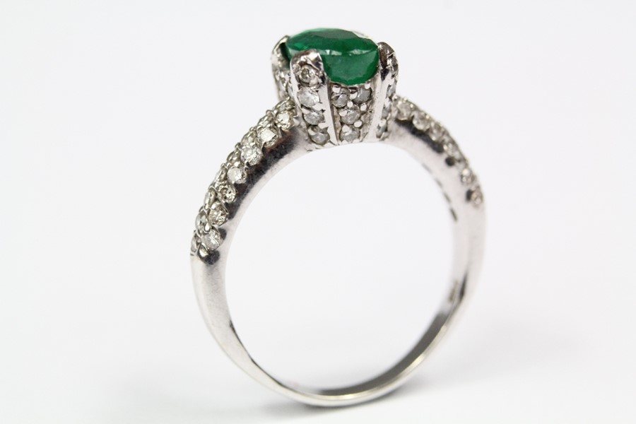 An 18ct White Gold Emerald and Diamond Ring - Image 5 of 5