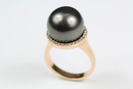 An 18ct Yellow Gold and Black Pearl Ring