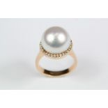 An 18ct Yellow Gold and South Sea Pearl Ring