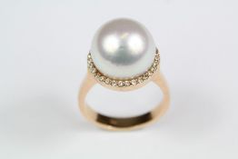 An 18ct Yellow Gold and South Sea Pearl Ring