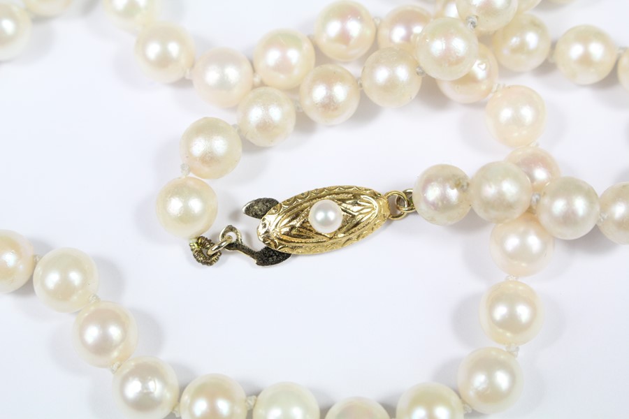 A Cultured Pearl Necklace - Image 2 of 2