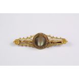 An Edwardian 15ct Yellow Gold and Cats Eye Brooch