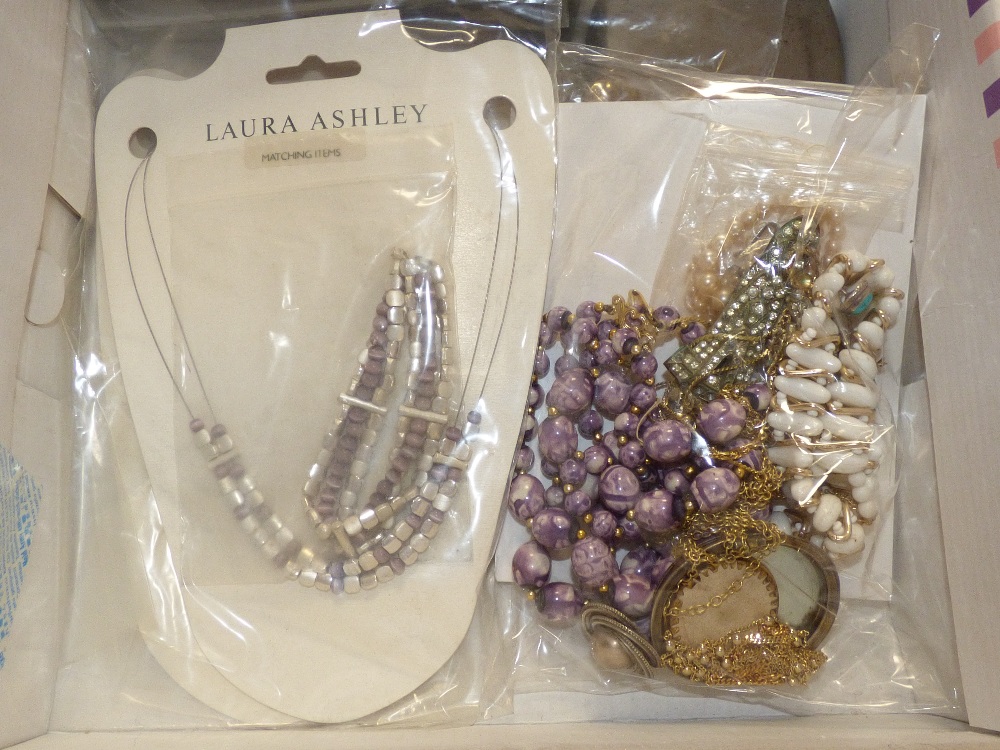 A QUANTITY OF ASSORTED COSTUME JEWELLERY - Image 6 of 6