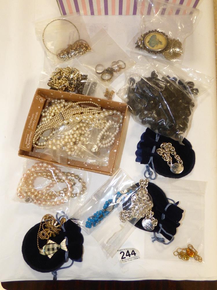 A QUANTITY OF ASSORTED COSTUME JEWELLERY - Image 2 of 6