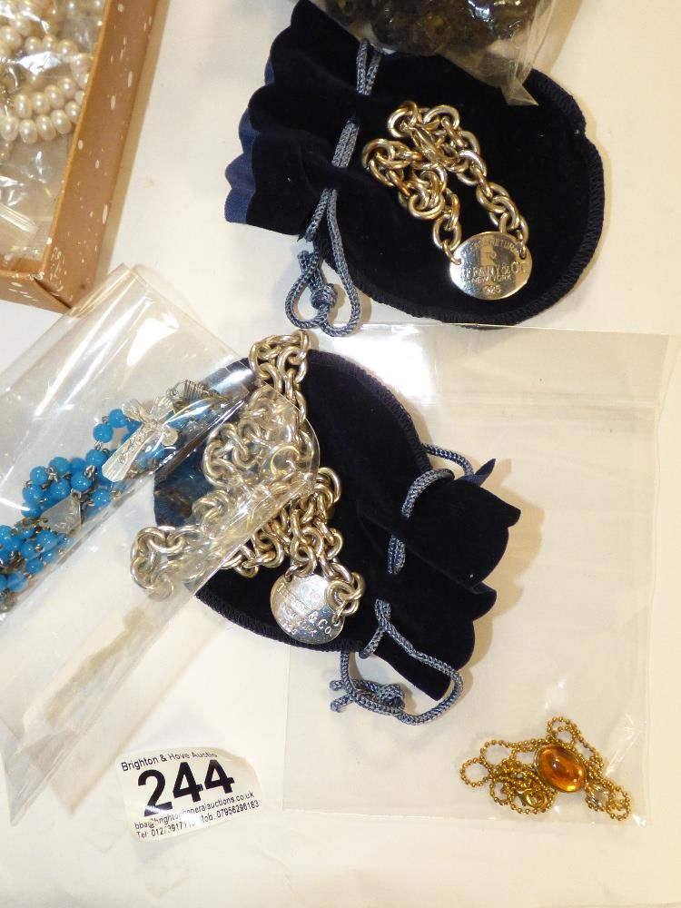 A QUANTITY OF ASSORTED COSTUME JEWELLERY - Image 3 of 6