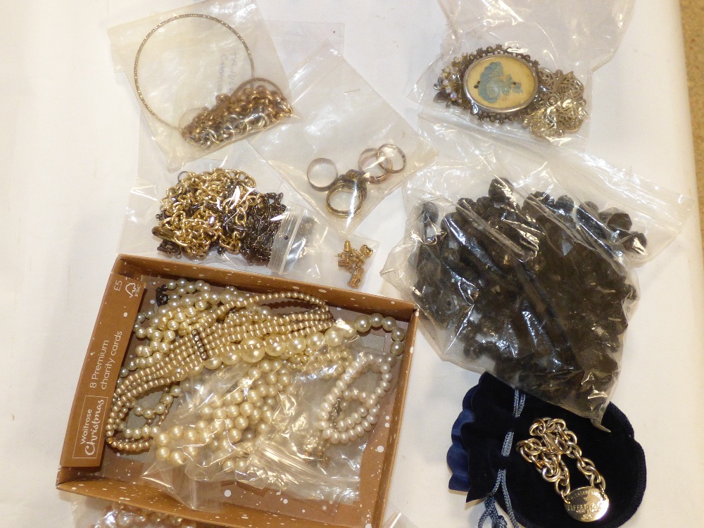 A QUANTITY OF ASSORTED COSTUME JEWELLERY - Image 4 of 6