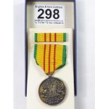 ORIGINAL UN-ISSUED VIETNAM MEDAL IN ORIGINAL BOX