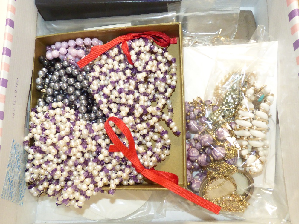 A QUANTITY OF ASSORTED COSTUME JEWELLERY - Image 5 of 6