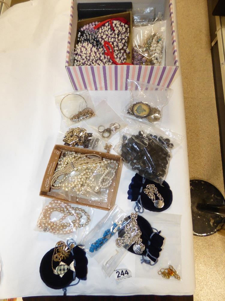 A QUANTITY OF ASSORTED COSTUME JEWELLERY