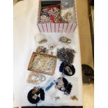 A QUANTITY OF ASSORTED COSTUME JEWELLERY