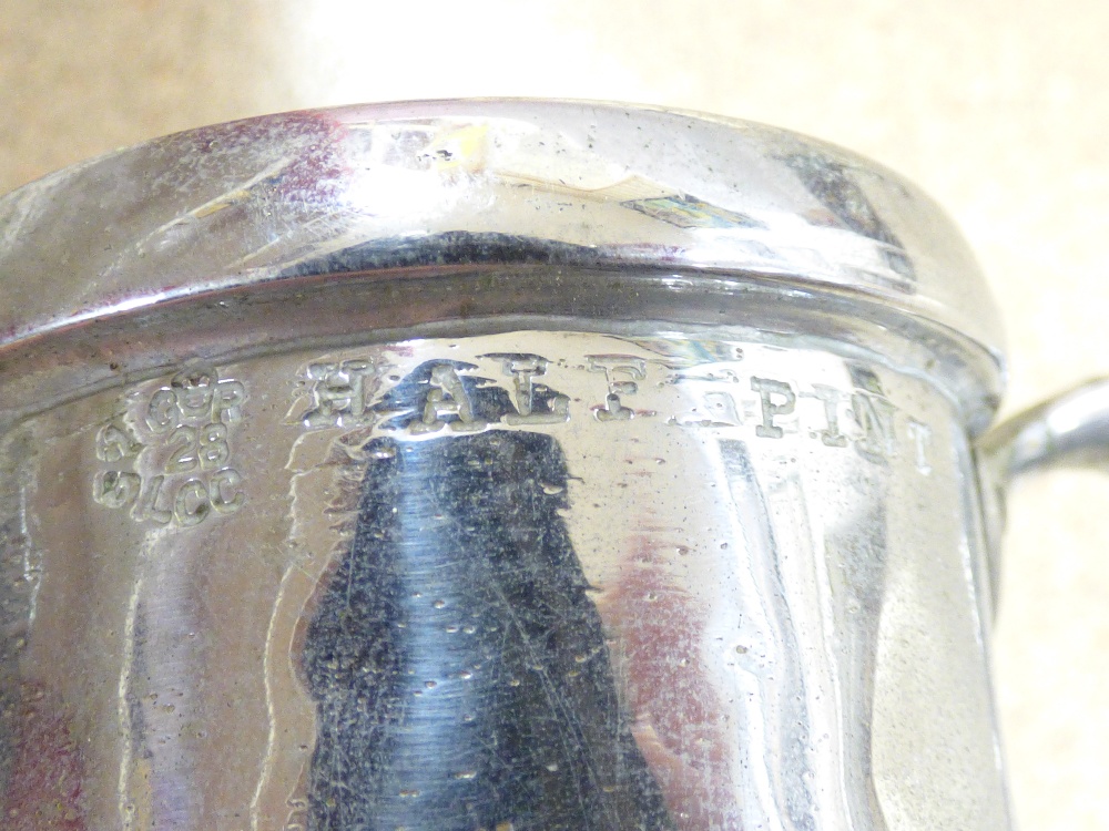A POLISHED PEWTER QUART TANKARD TOGETHER WITH TWO OTHERS AND A SET OF ITALIAN LAVORAZIONE A MANO - Image 4 of 4