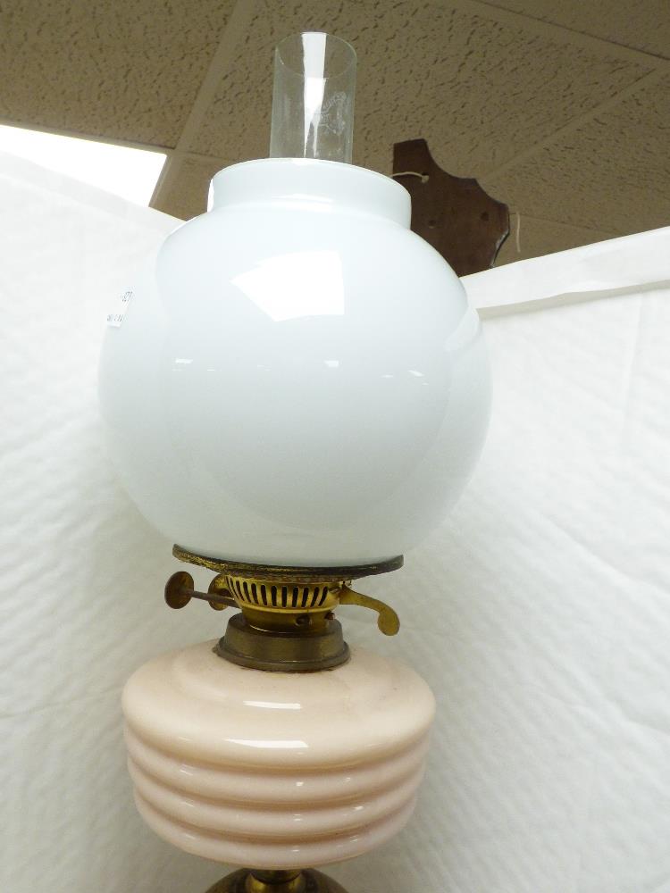 A LATE VICTORIAN OIL LAMP - Image 3 of 3