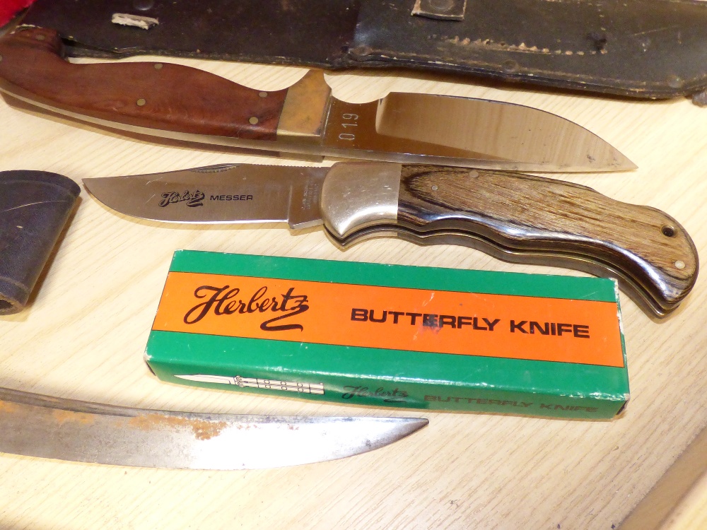 A SELECTION OF DAGGERS, KNIVES AND SHEATHS - Image 3 of 4