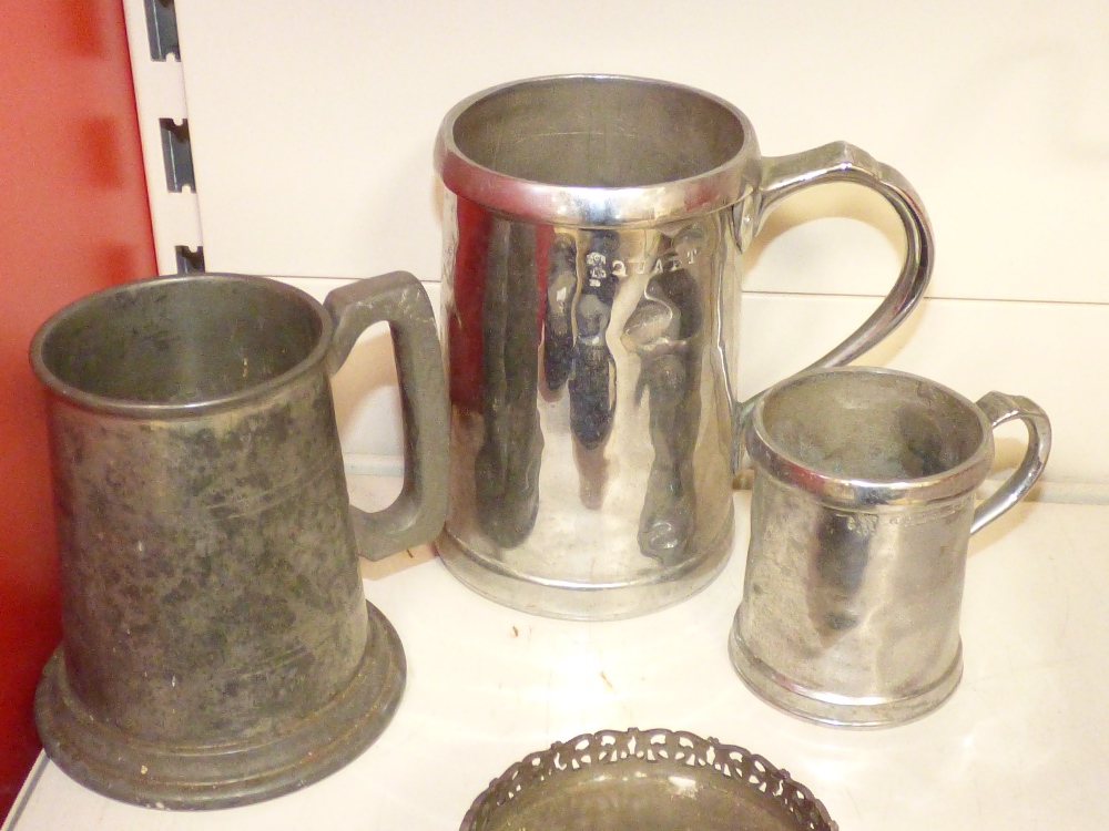 A POLISHED PEWTER QUART TANKARD TOGETHER WITH TWO OTHERS AND A SET OF ITALIAN LAVORAZIONE A MANO - Image 2 of 4