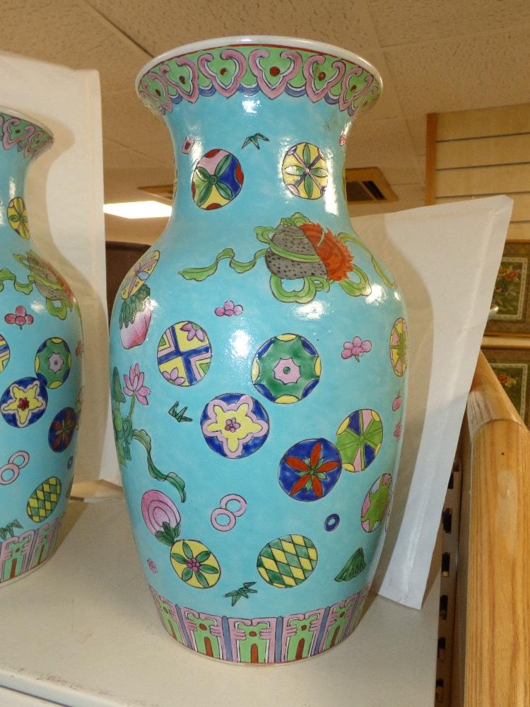 A PAIR OF TURQUOISE GROUND ORIENTAL VASES 38CM TALL - Image 3 of 4