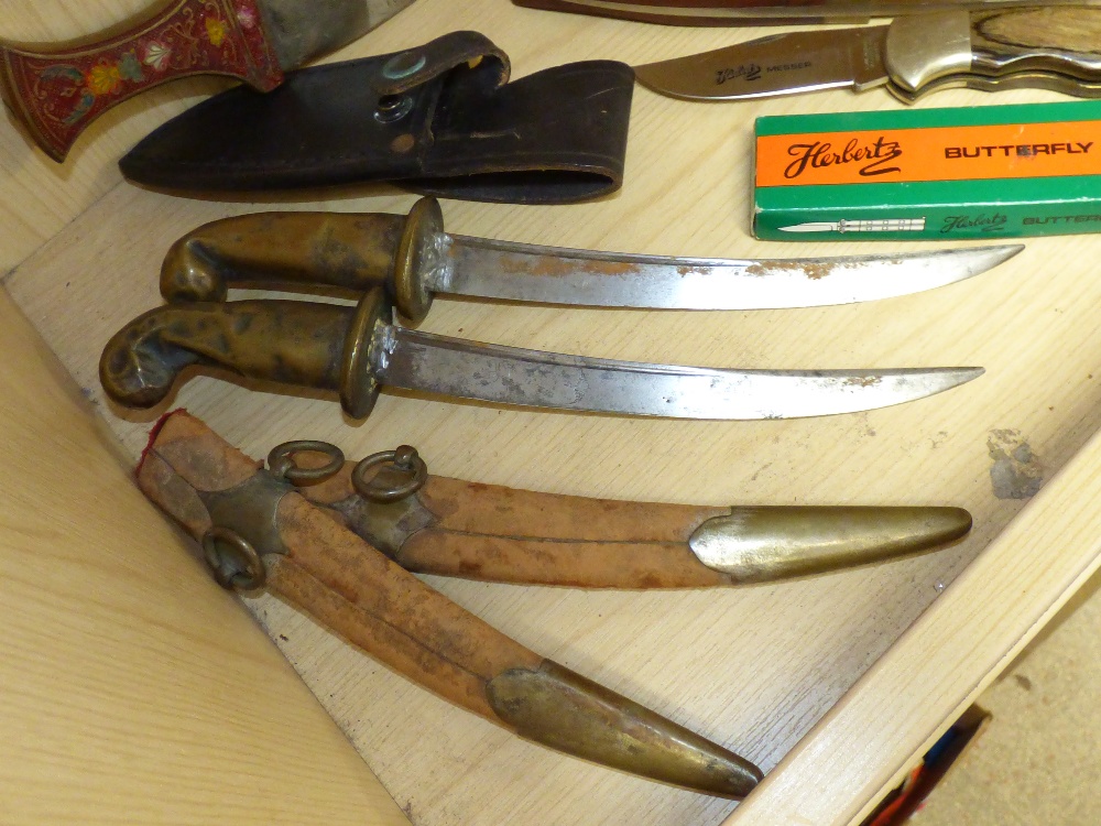 A SELECTION OF DAGGERS, KNIVES AND SHEATHS - Image 4 of 4