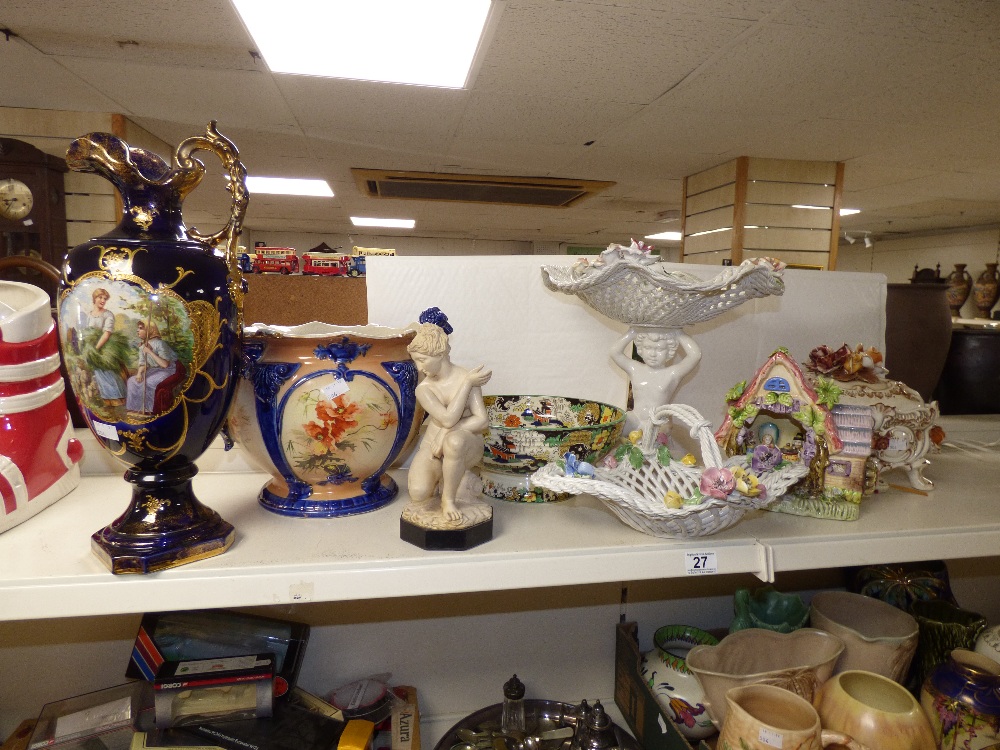 A BLUE AND GILT DECORATED EWER JUG AND A SELECTION OF ORNATE CERAMICS