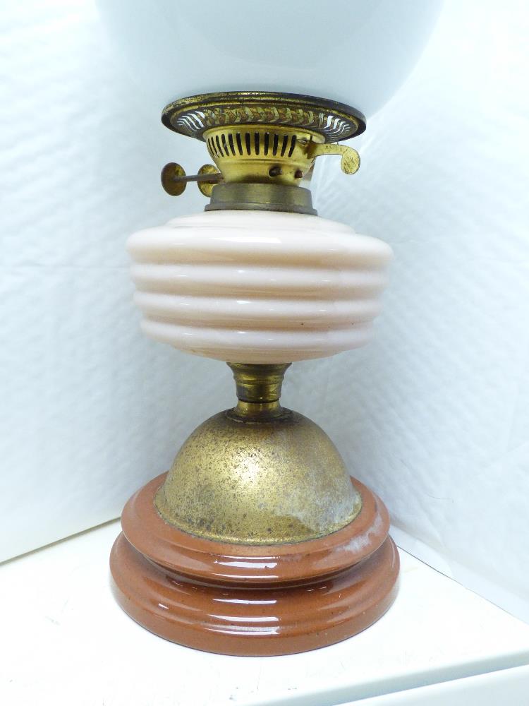A LATE VICTORIAN OIL LAMP - Image 2 of 3