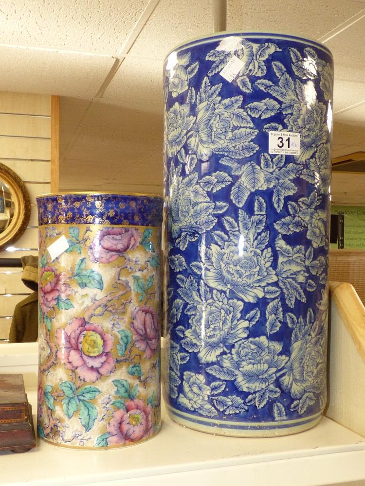 AN ORIENTAL BLUE AND WHITE STICK UMBRELLA STAND TOGETHER WITH A FLORAL DECORATED SPILL VASE