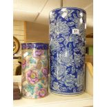 AN ORIENTAL BLUE AND WHITE STICK UMBRELLA STAND TOGETHER WITH A FLORAL DECORATED SPILL VASE
