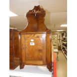 A SMALL EARLY 20TH CENTURY MAHOGANY CORNER CABINET