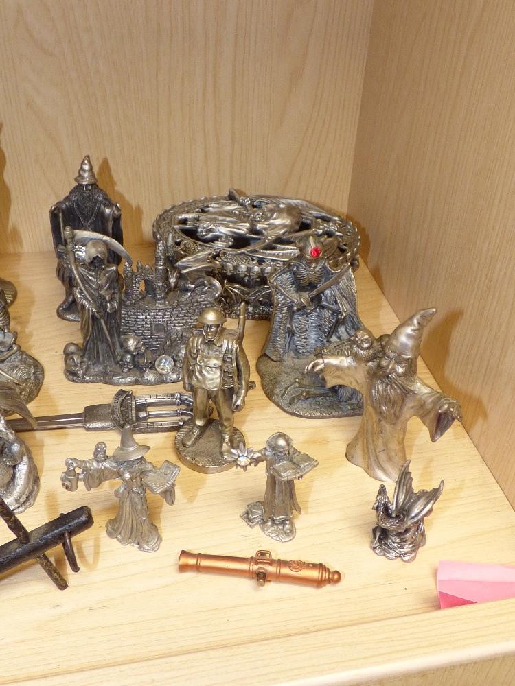 A LARGE QUANTITY OF METAL FANTASY FIGURES AND SOME OTHER MILITARY MINIATURE PIECES - Image 4 of 7