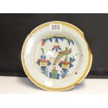 A 17TH CENTURY ENGLISH DELFT PLATE, RIM CHIPS, 23CM DIAMETER