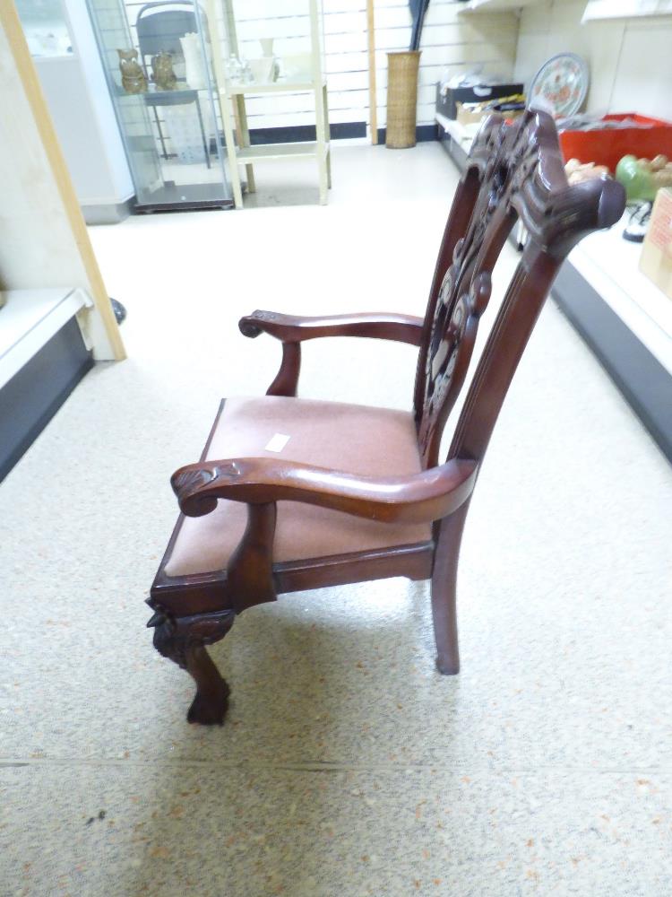 A CHIPPENDALE STYLE MAHOGANY ELBOW DOLL'S CHAIR, 50CM HIGH - Image 3 of 3