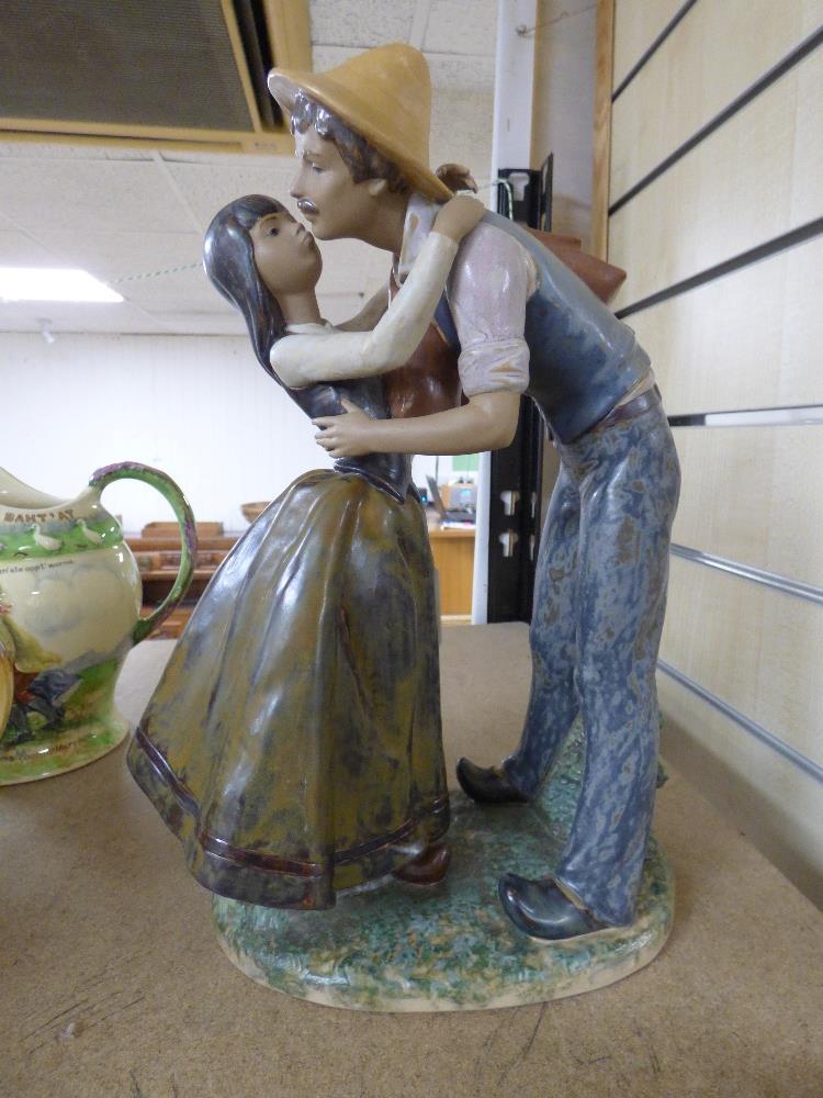 RARE GRES HAND PAINTED LLADRO FIGURE 'KISSING FATHER' # 2114 34CM NO APPARENT CHIPS OR CRACKS, - Image 2 of 4