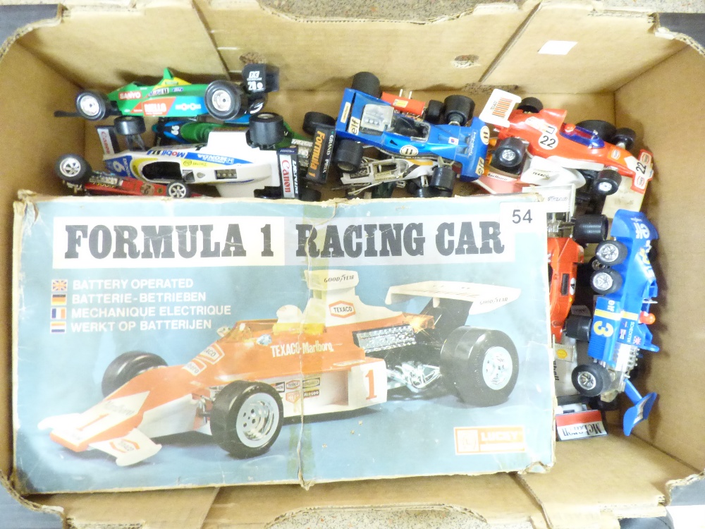 A BOXED FORMULA 1 RACING CAR AND OTHER LOOSE CARS, ALL PLAY WORN - Image 2 of 3