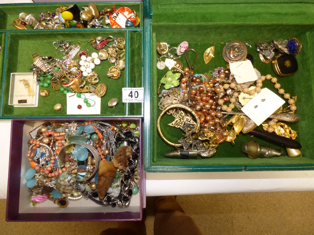 QUANTITY OF COSTUME JEWELLERY IN LEATHER BOX