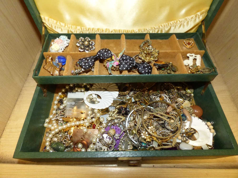 A QUANTITY OF COSTUME JEWELLERY - Image 2 of 2