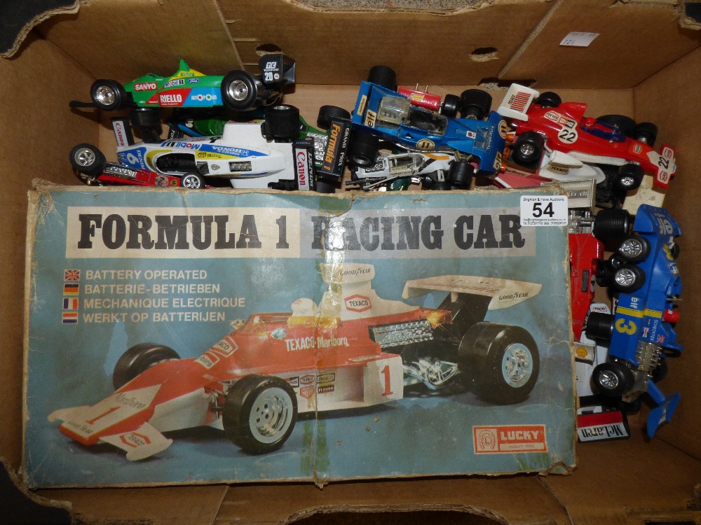 A BOXED FORMULA 1 RACING CAR AND OTHER LOOSE CARS, ALL PLAY WORN