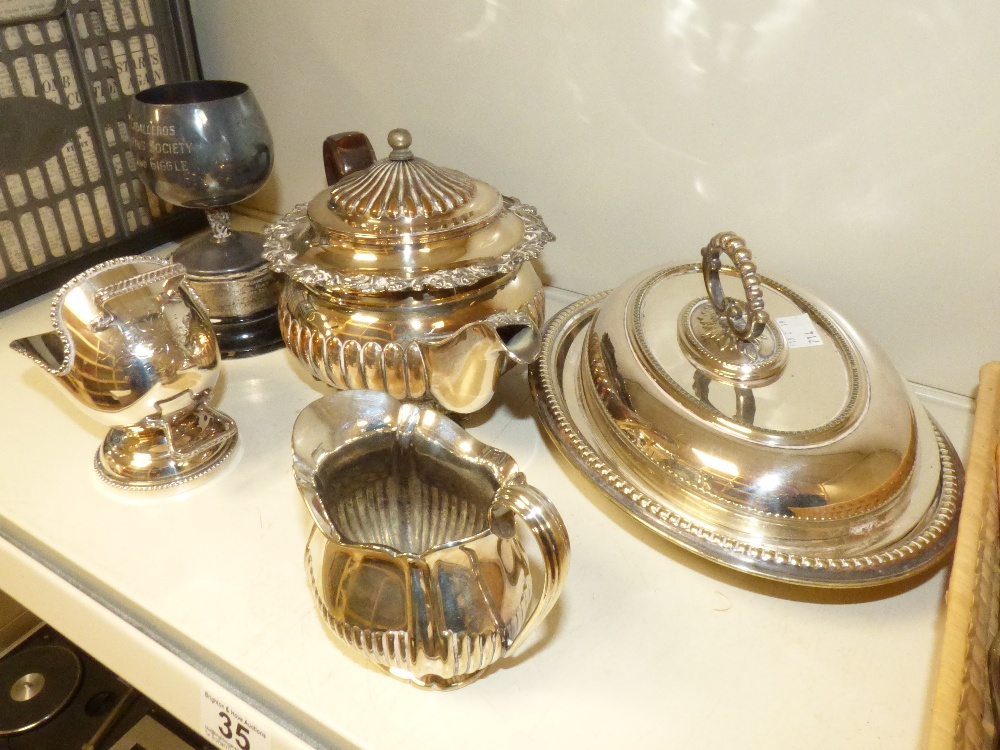 SILVER PLATED WARES INCLUDING A TEAPOT AND CUTLER, SUGAR SCUTTLE AND ENTRE DISH - Image 3 of 3