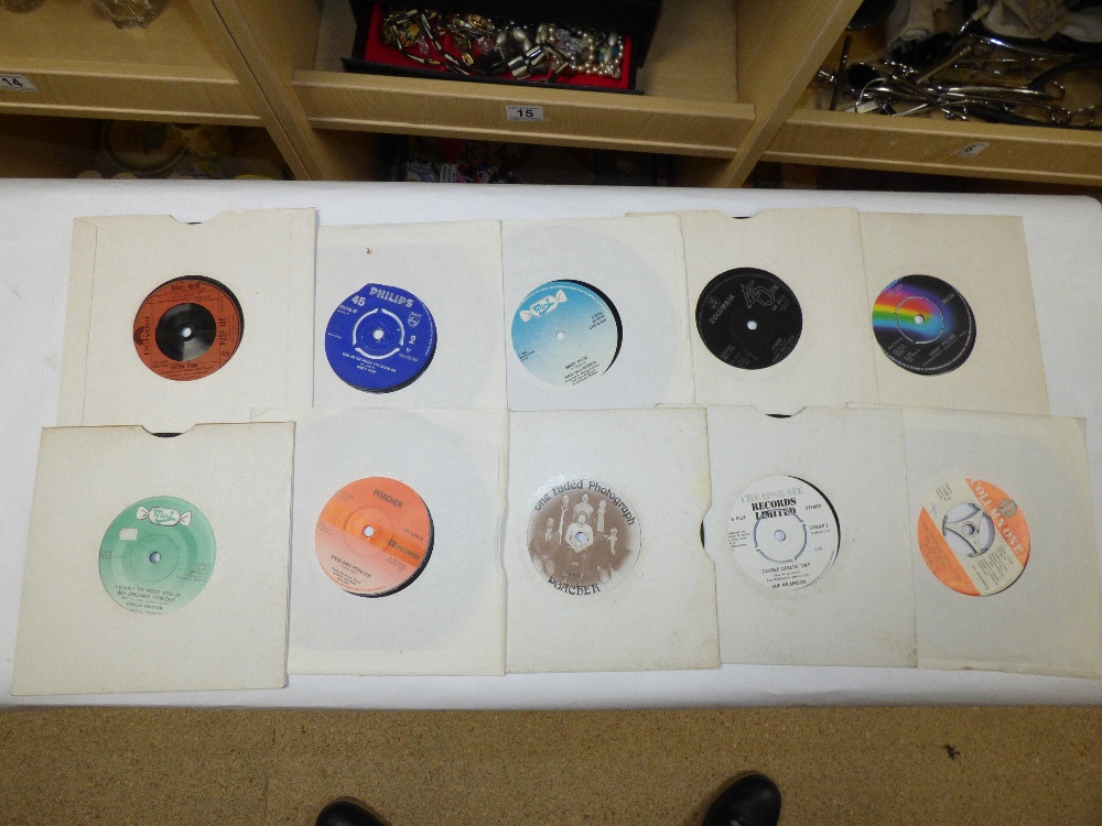 A LARGE QUANTITY OF 45 RPM VINYL RECORDS SINGLES INCLUDING 1960S AND 1970S - Image 3 of 5