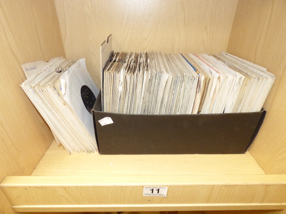 A LARGE QUANTITY OF 45 RPM VINYL RECORDS SINGLES INCLUDING 1960S AND 1970S