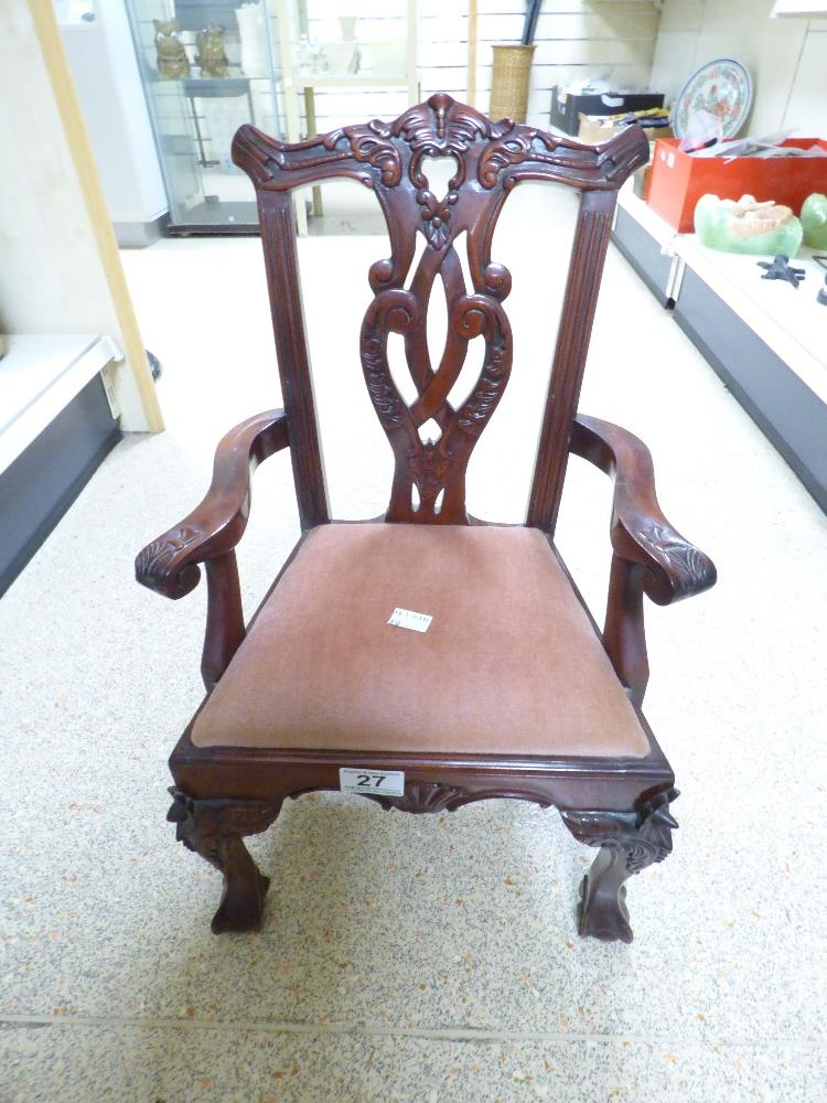 A CHIPPENDALE STYLE MAHOGANY ELBOW DOLL'S CHAIR, 50CM HIGH - Image 2 of 3