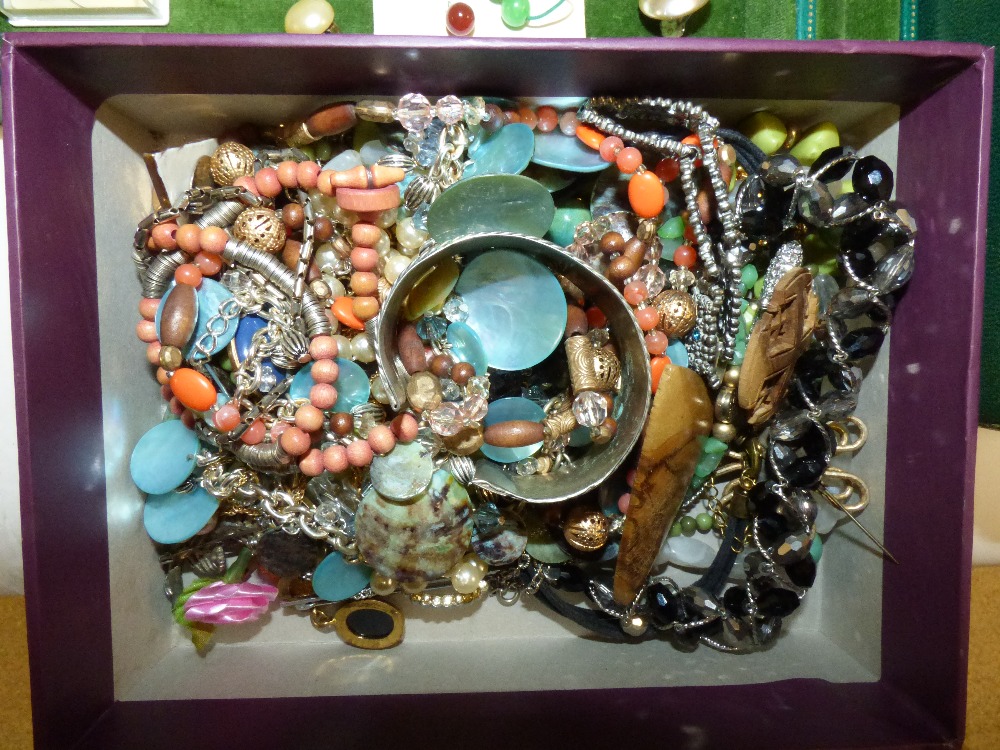 QUANTITY OF COSTUME JEWELLERY IN LEATHER BOX - Image 3 of 4