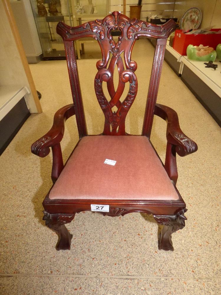 A CHIPPENDALE STYLE MAHOGANY ELBOW DOLL'S CHAIR, 50CM HIGH