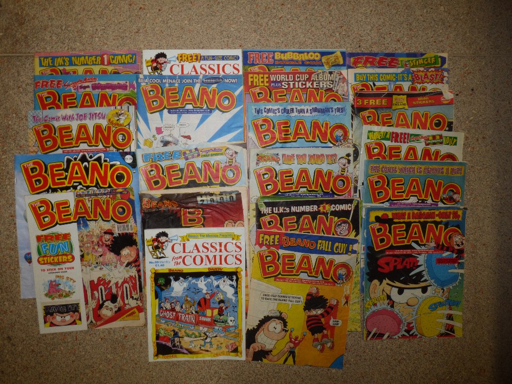 A QUANTITY OF VINTAGE BEANO AND DANDY COMICS 2000 - 2003 AND A TOY GUN - Image 3 of 4